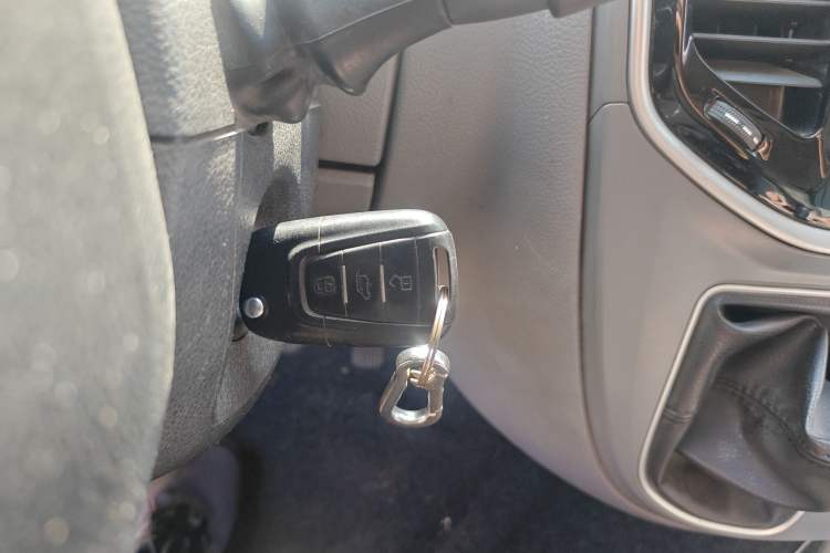 Used SAIC MAXUS Xintu V80 2019 2.5T Classic Version 6-Speed Manual – Aoyuntong Modified Long Wheelbase Mid-Height 7-Seater
