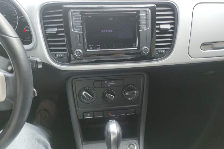 Used Volkswagen Beetle 2015 180TSI model Audio And AC Panel