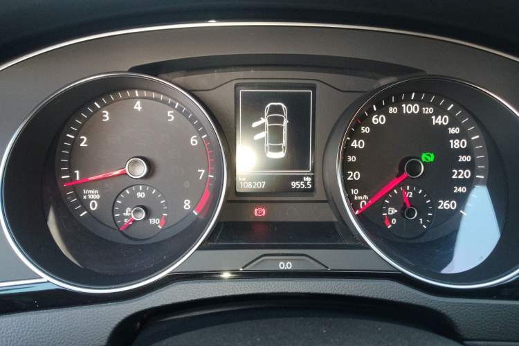 Used Volkswagen Magotan 2017 330TSI DSG Luxury Model Odometer Close Up