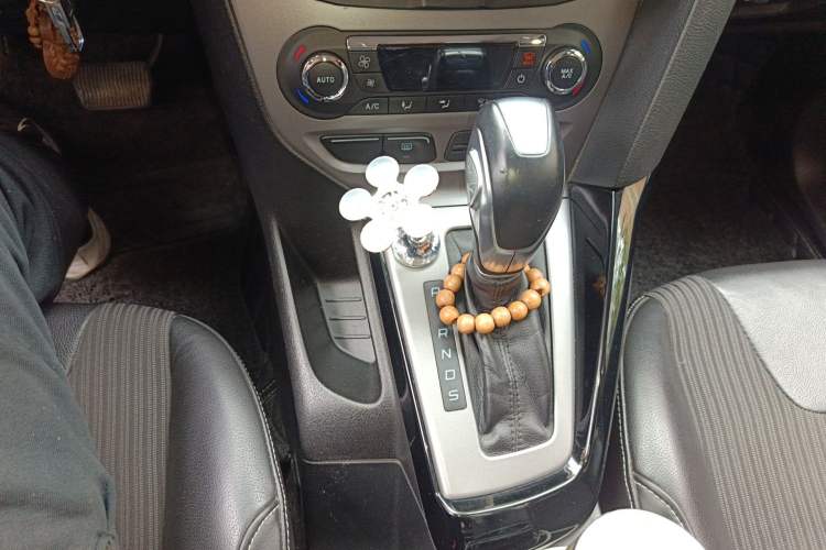Used Ford Focus 2012 Sedan 1.6L Automatic Fashion Edition Gear Lever