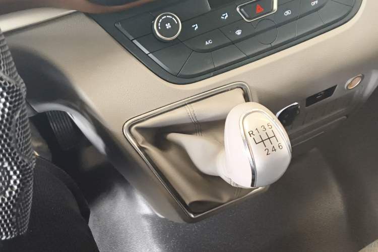 Used JAC Group Sunray 2023 2.5T 6-Series Logistics Version 2/3 Seats D25TCIF1
