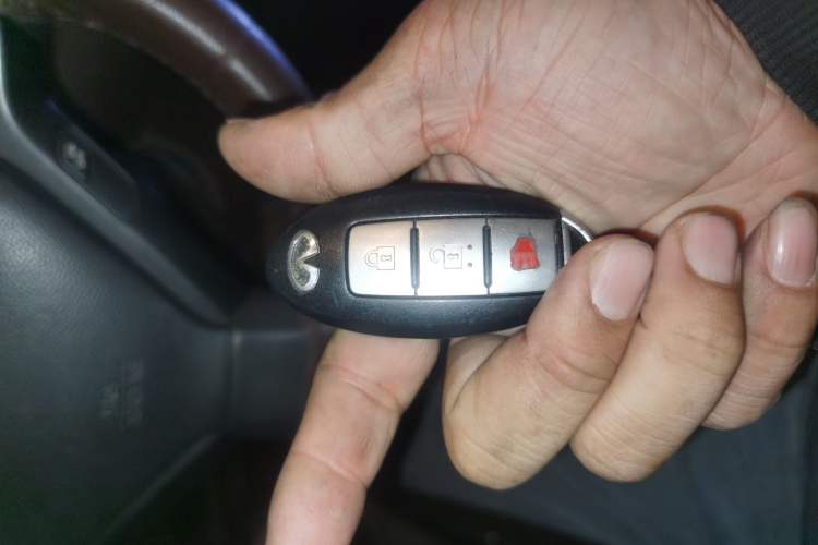 Used Infiniti QX50 2013 2.5L Two-Wheel-Drive Elegant Edition
