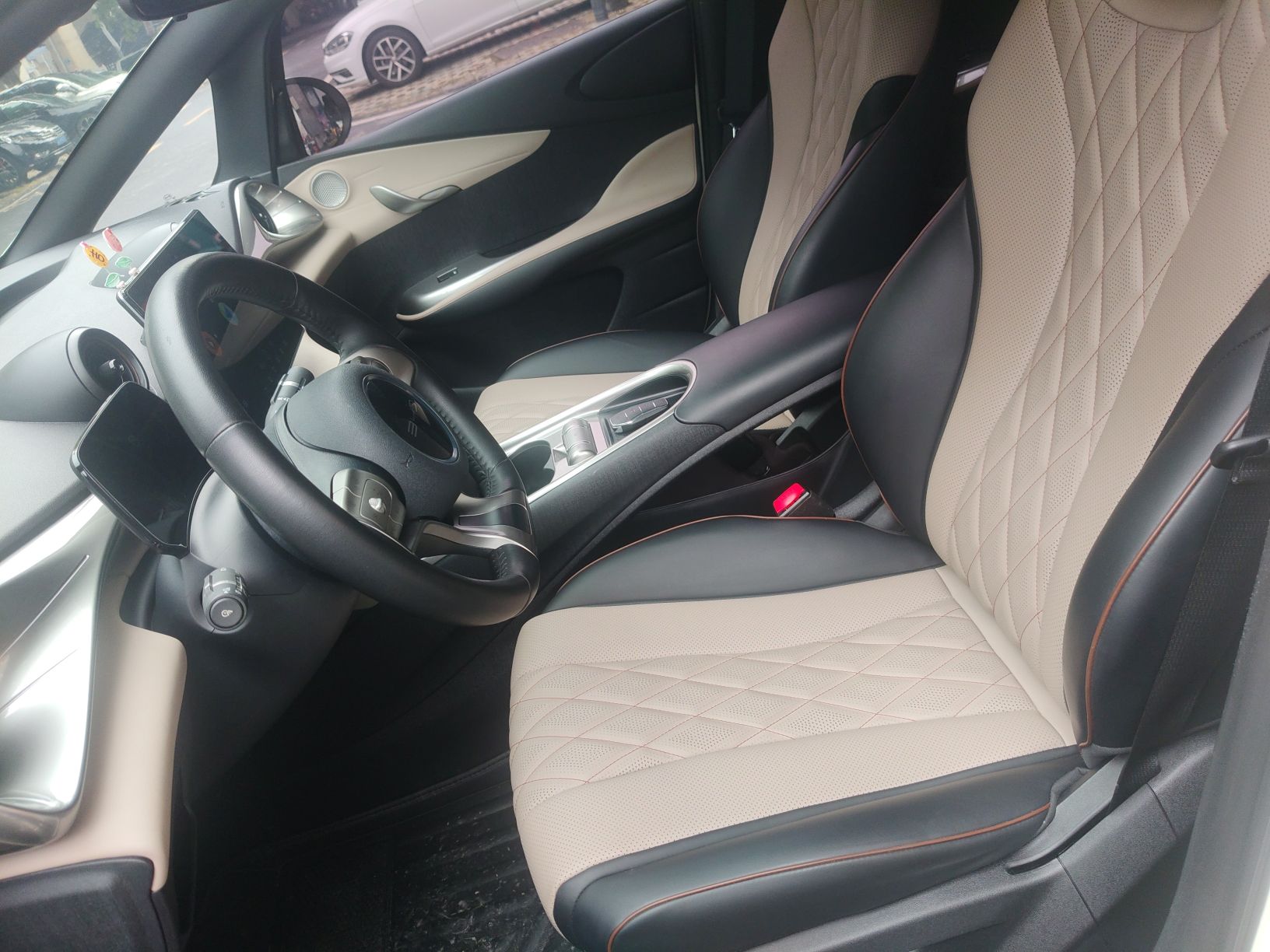 Переднее сиденье в автомобиле