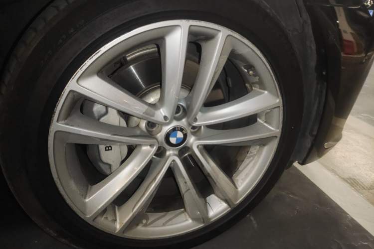 Used BMW 7 Series 2018 730Li Luxury Model Excellence Package Right Front Wheel Hub