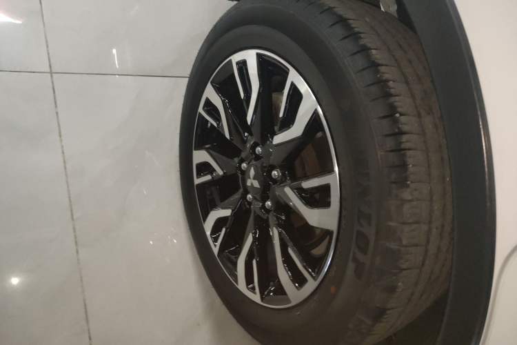 Used Mitsubishi Outlander 2020 2.0L Two-Wheel Drive Enjoyment Version 5 Seats Right Rear Wheel Hub