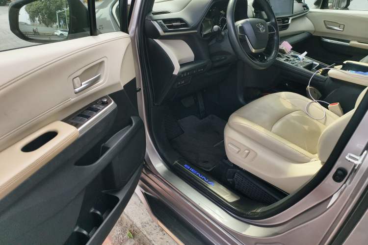 Used Toyota SIENNA 2021 2.5L Hybrid Premium Edition