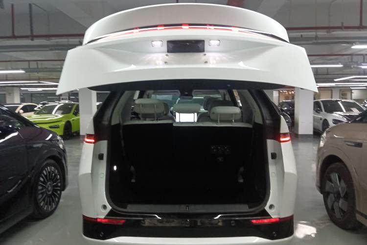 Used XPeng X9 2024 702 Ultra-Long Range Max
