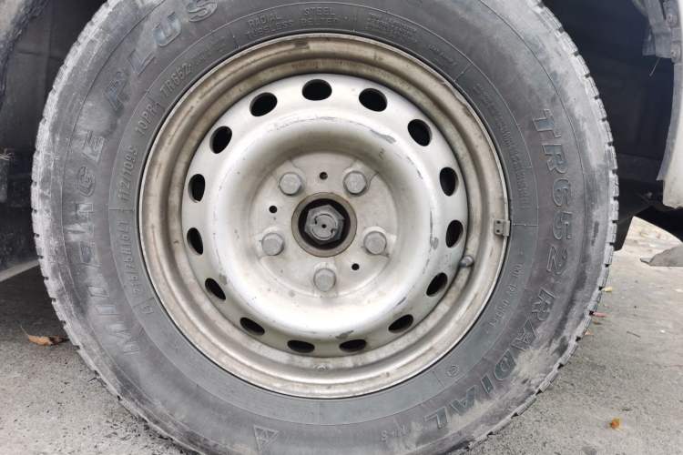 Used Dongfeng Yufeng 2021 2.0T Power King Front-Drive Logistics Vehicle Long Wheelbase Mid-Roof Design 6–9 Seats China VI Emission Standard ZD20 Right Front Wheel Hub