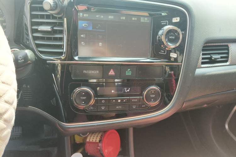 Used Mitsubishi Outlander 2014 2.4L 4x4 Deluxe Value Edition 5 Seats Audio And AC Panel