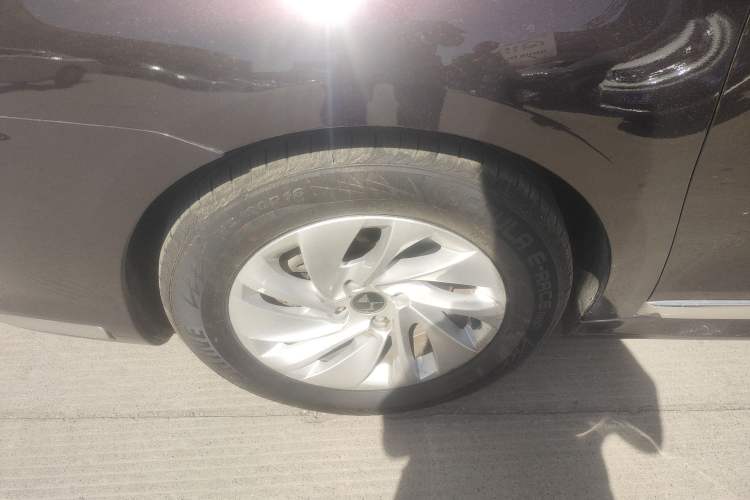 Used DS 5LS 2014 1.8L automatic Comfort version VTi140 Left Front Wheel Hub