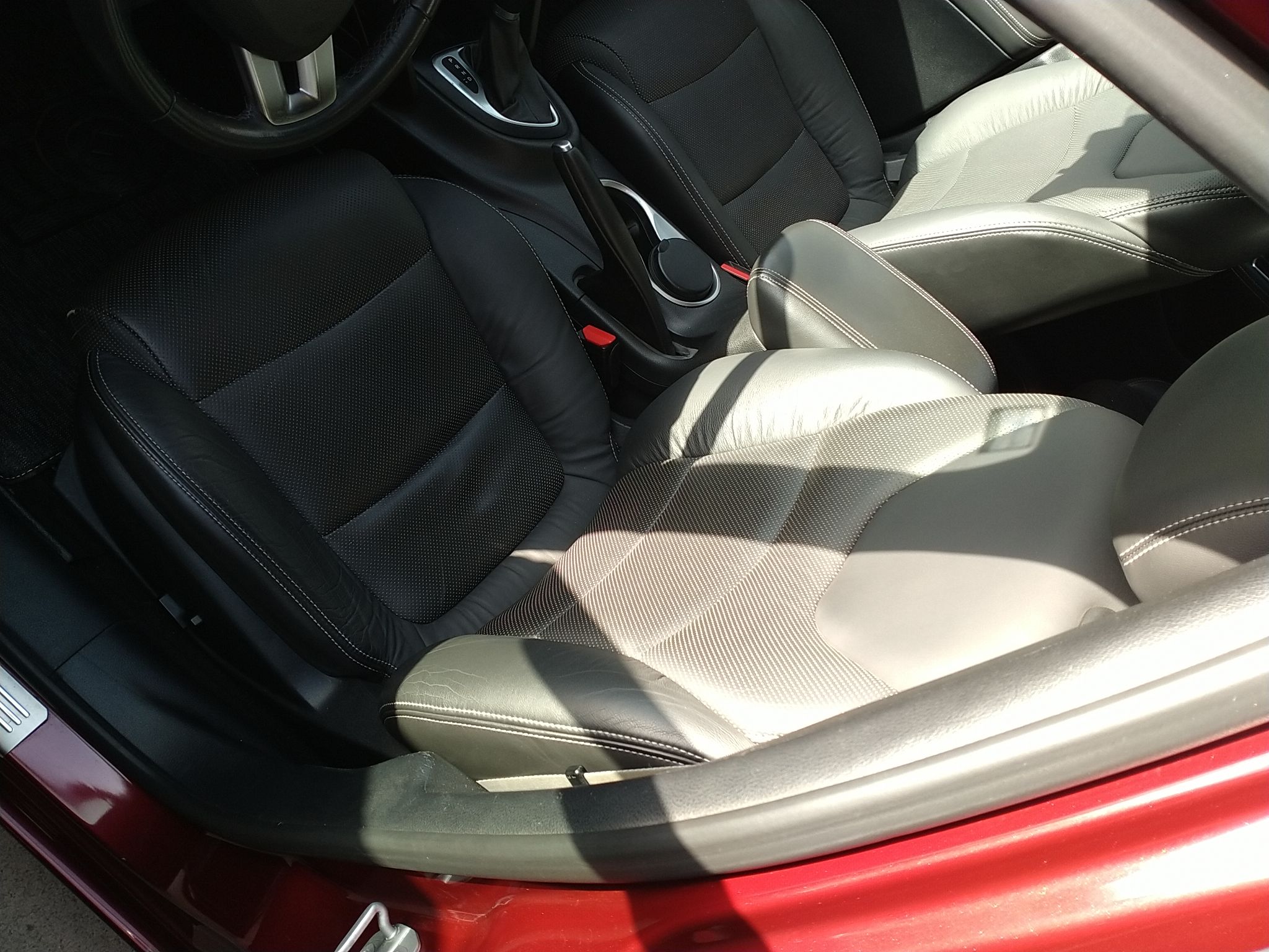 المقاعد الأمامية داخل السيارة