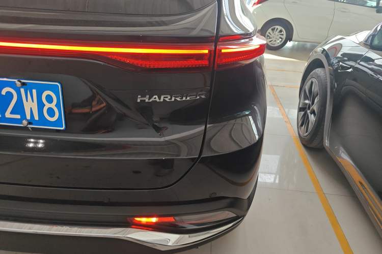 Used Toyota Harrier 2022 2.0L CVT Two-Wheel Drive Deluxe Edition
