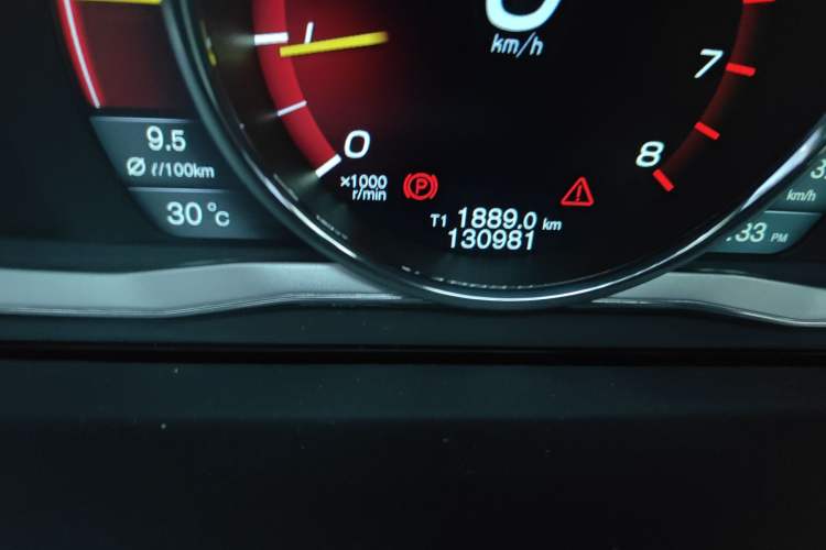 Used Volvo V60 2014 Restyled T5 Zhiya Edition Odometer Close Up