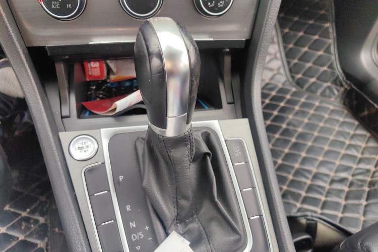 Used Volkswagen Golf 2014 1.4TSI Automatic Luxury Model Gear Lever
