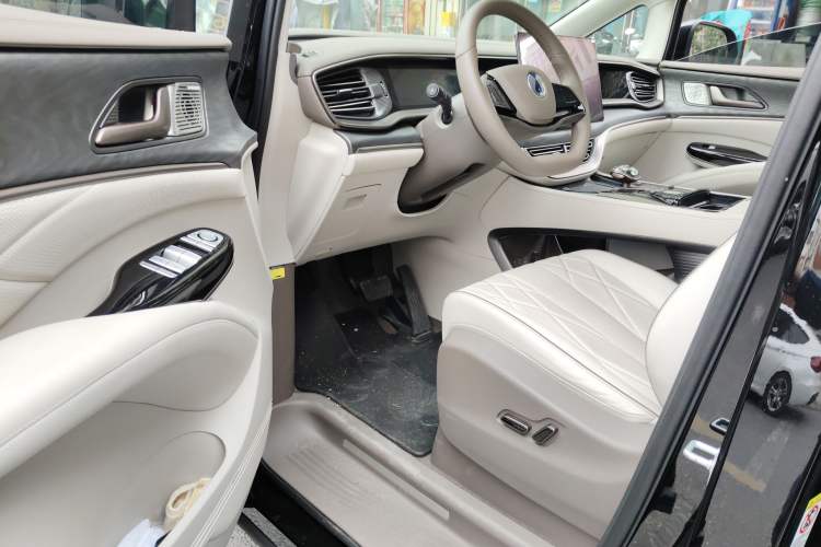 Used Denza D9 2022 DM-i 945 Luxury Model
