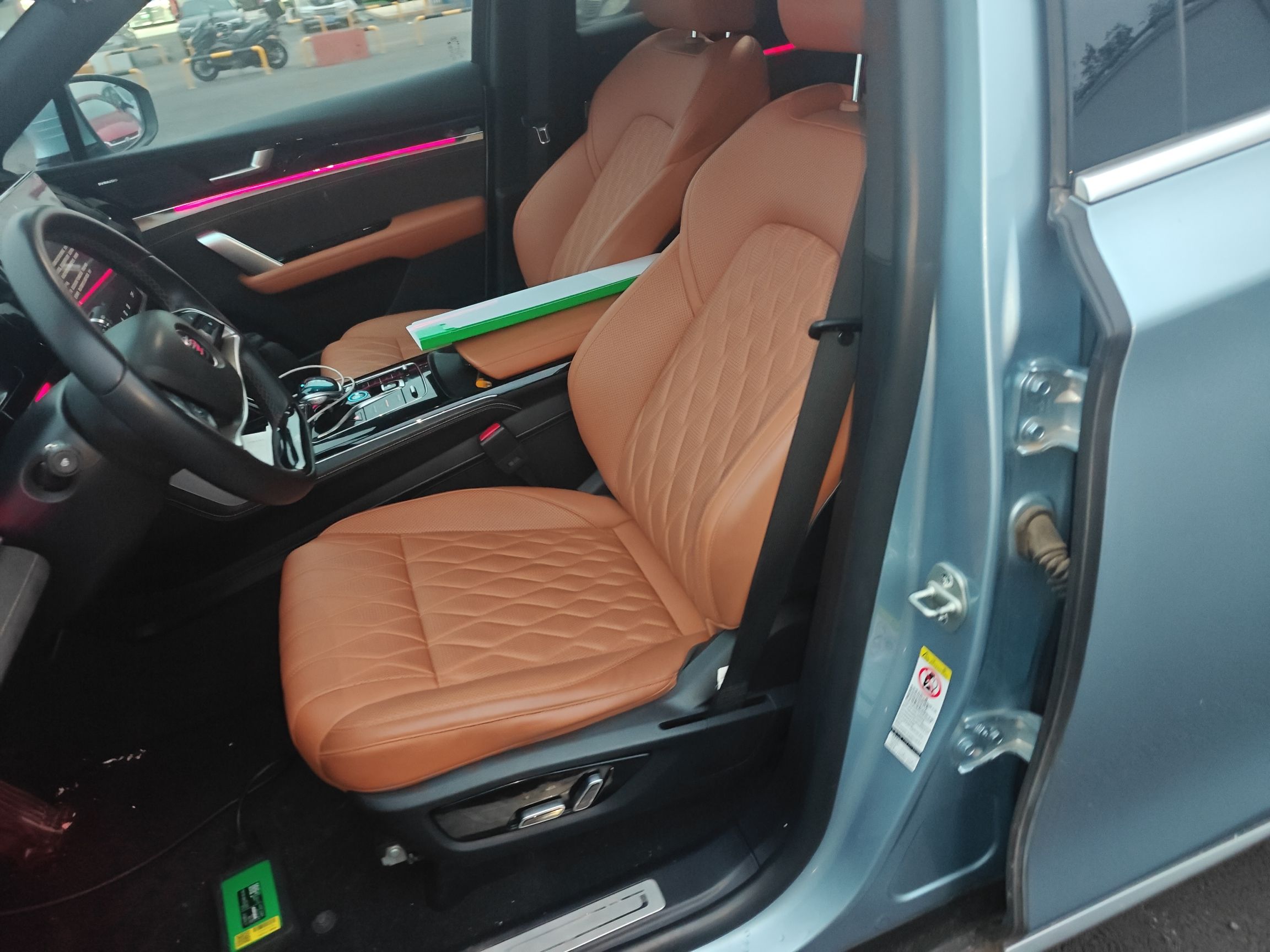 Переднее сиденье в автомобиле