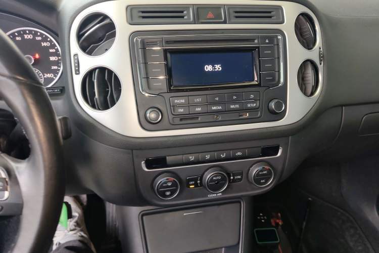 Used Volkswagen Tiguan 2017 300TSI Automatic Two-Wheel Drive Silk Road Comfort Edition Audio And AC Panel