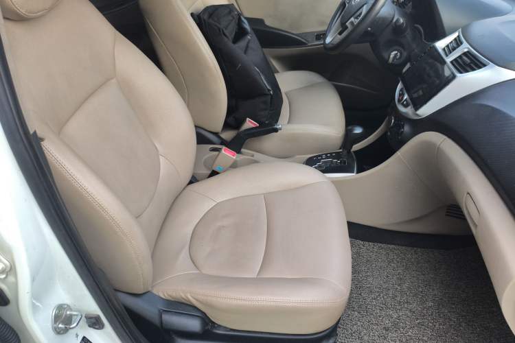 Used Hyundai Verna (older generation) 2014 1.4L Automatic Smart GLS Right Front Seat