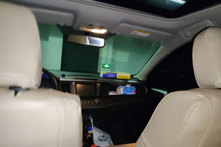 Used Toyota RAV4 2016 2.0L CVT Two-Wheel Drive Fashion Edition China V Standard
