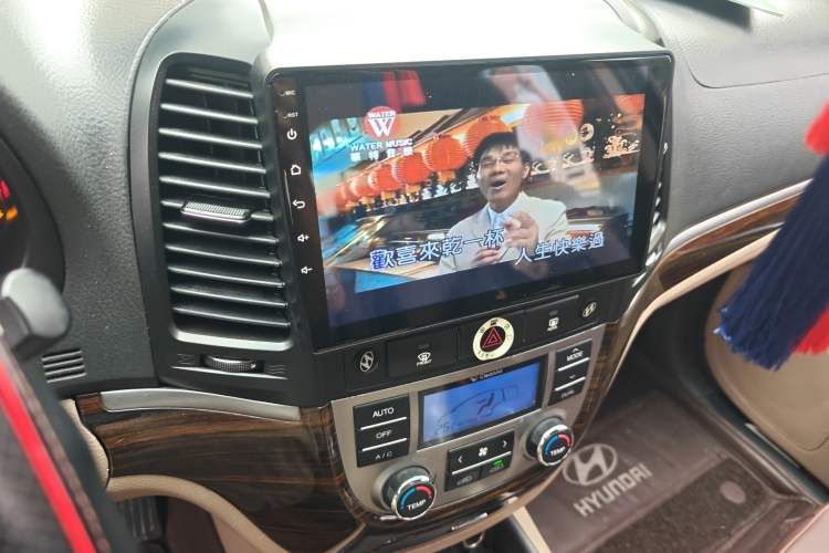 Used Hyundai Santa Fe Classic 2012 2.4 Comfort Edition 7-Seater Four-Wheel Drive Audio And AC Panel