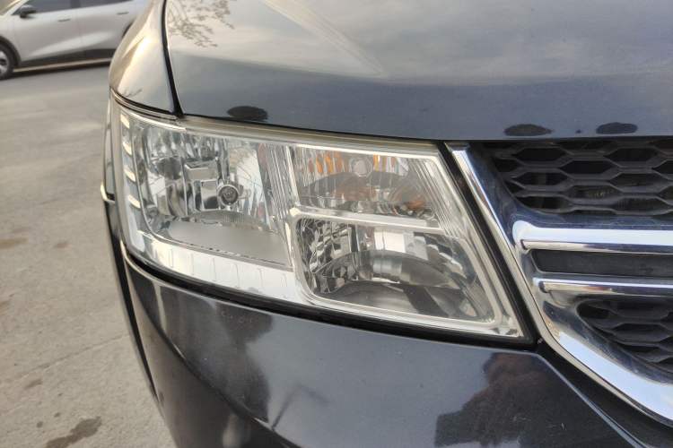 Used Dodge Journey 2013 2.4L Two-Wheel Drive Luxury Version Right Front Headlight