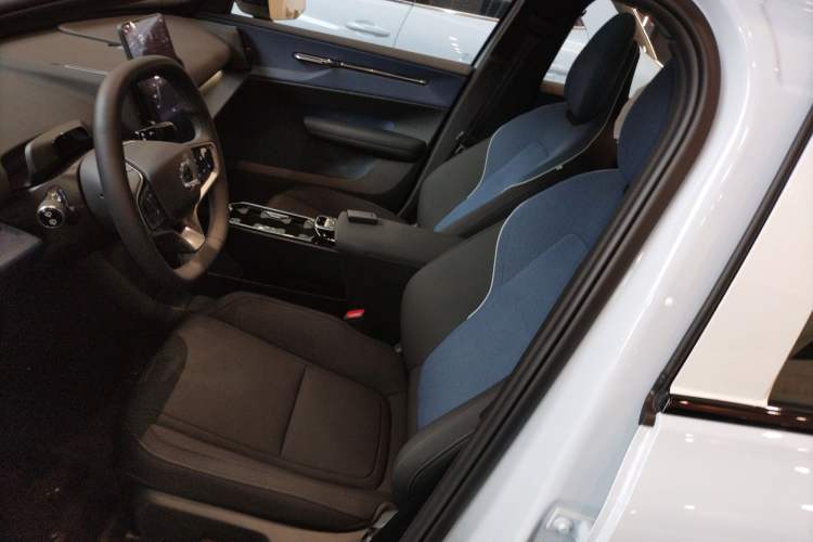 Used Volvo EX30 2025 Rear-Drive Long-Range Version Ultra