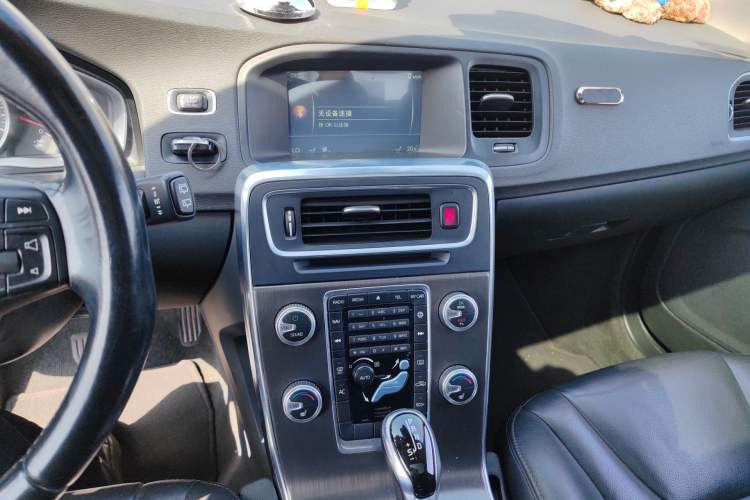 Used Volvo V60 2015 T5 Zhiyi Edition Audio And AC Panel