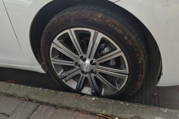 Used Peugeot 408 2015 1.2T Automatic Luxury Edition Right Front Wheel Hub