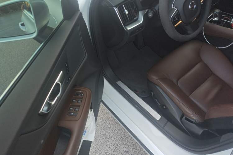 Used Volvo S60 New Energy 2023 T8 All-Wheel Drive Long-Range Zhiyi Luxury Edition