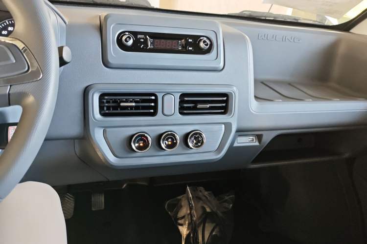 Used Wuling Yangguang 2024 300KM Comfort Version Passenger Van 75kW