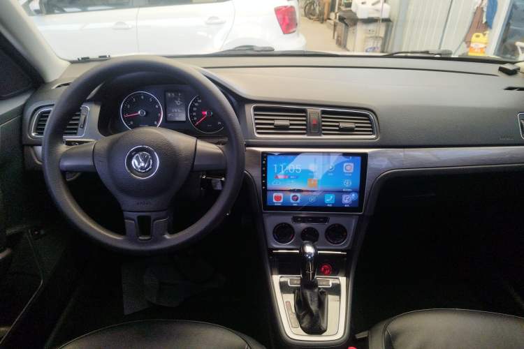 Used Volkswagen Lavida 2013 Restyled Classic 1.6L Automatic Comfort Edition Center Console