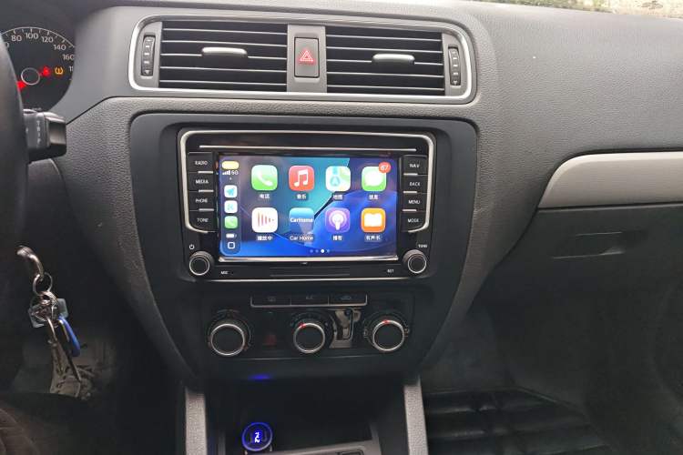 Used Volkswagen Sagitar 2014 1.6L Manual Comfort Model Audio And AC Panel