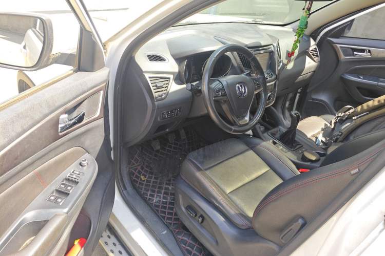 Used CHANGAN CS75 2014 2.0L Manual Leading Version China IV Standard
