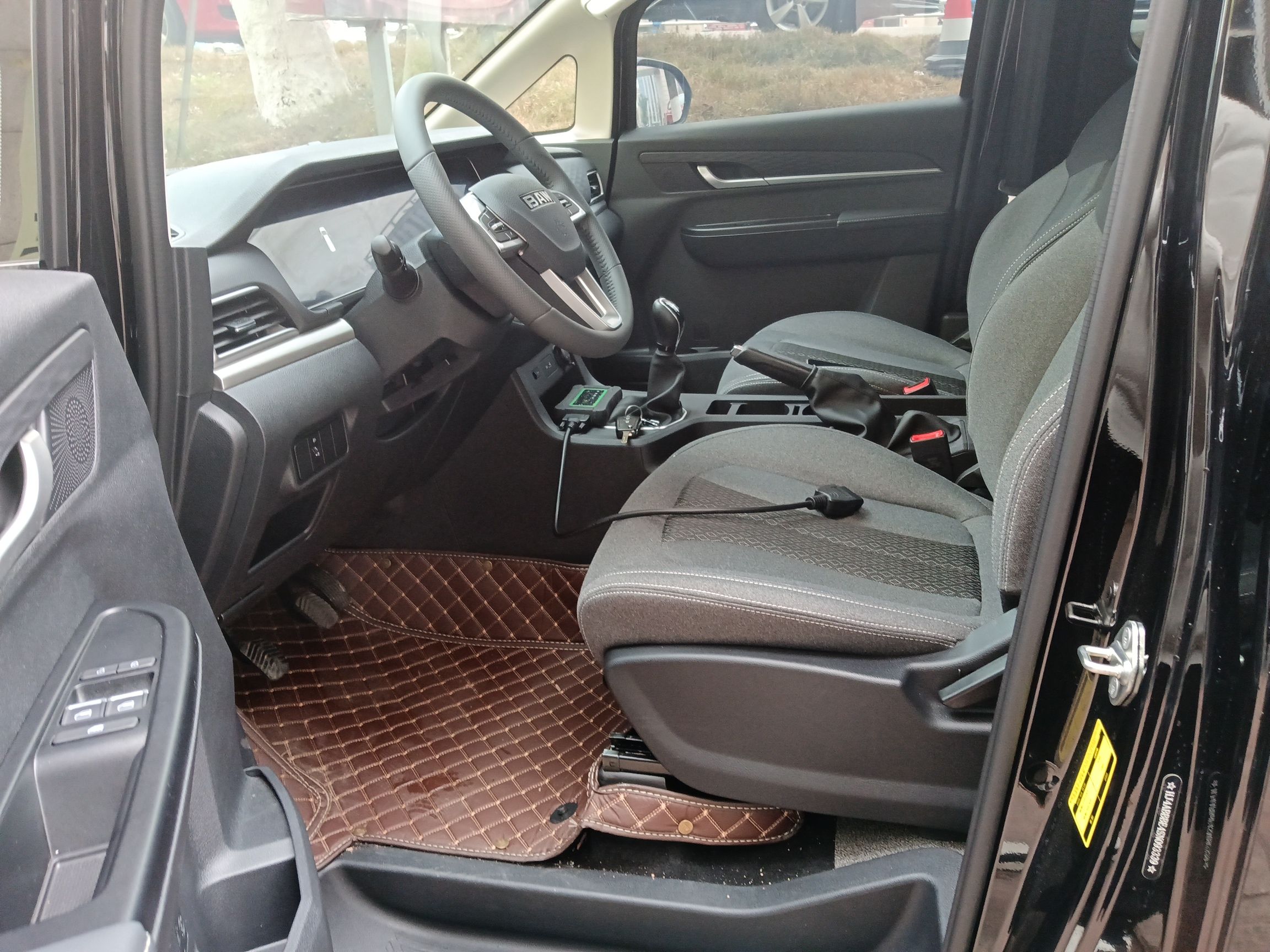 المقاعد الأمامية داخل السيارة