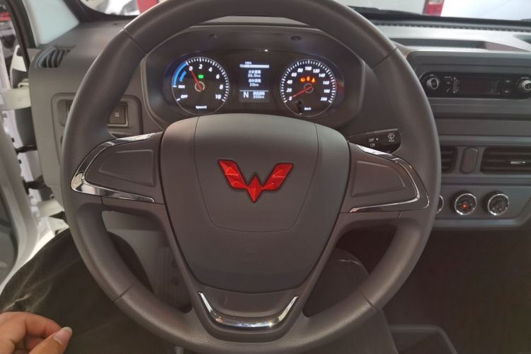 Used Wuling Yangguang 2024 300KM Comfort Version Passenger Van 75kW