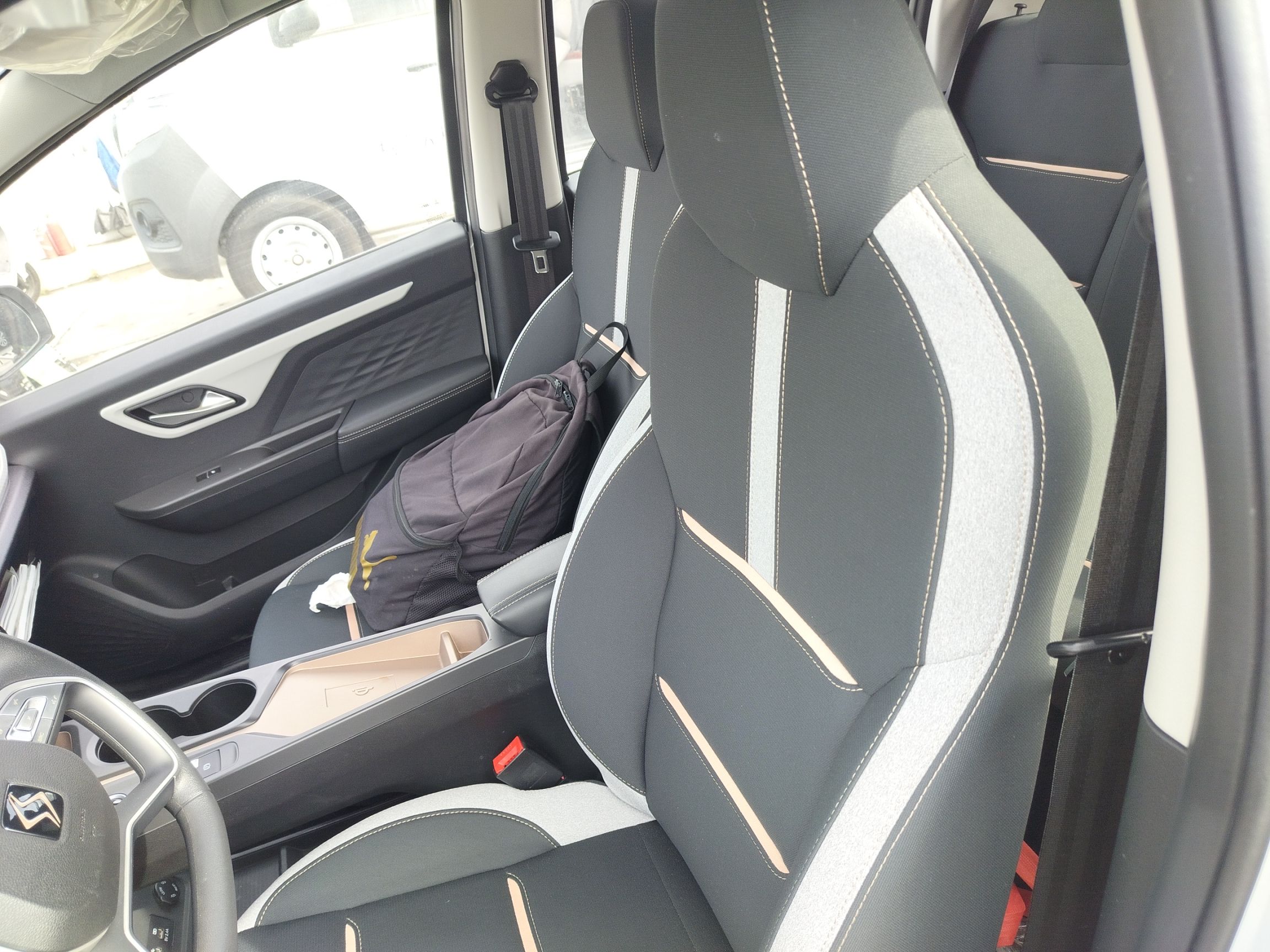 Переднее сиденье в автомобиле