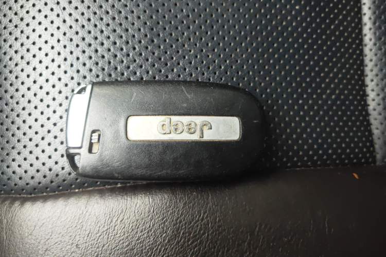 Used Jeep Grand Cherokee 2015 3.6L Luxury Navigation Edition Vehicle Key