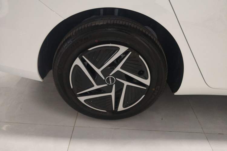 Used Roewe D6 2025 450 km Premium Edition Right Rear Wheel Hub