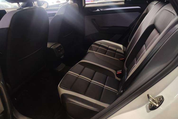 Used Volkswagen T-ROC 2024 300TSI DSG Two-Wheel-Drive Chen Guang Edition Left Rear Seat