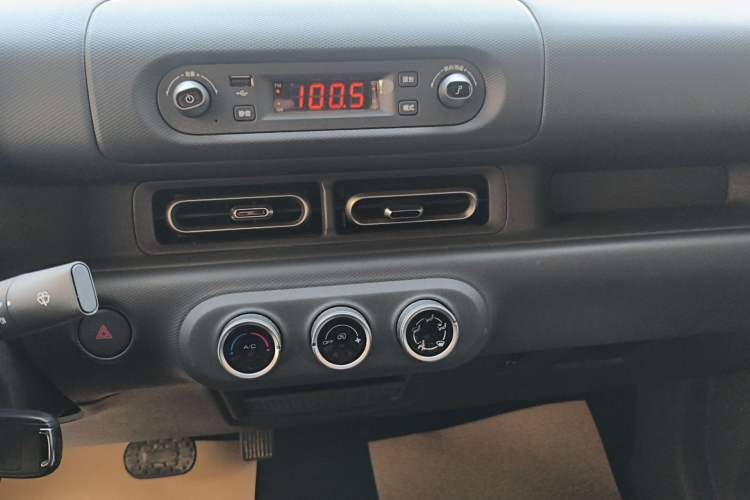 Used Wuling Zhiguang New Energy 2025 Model 305km Ambitious Edition Audio And AC Panel