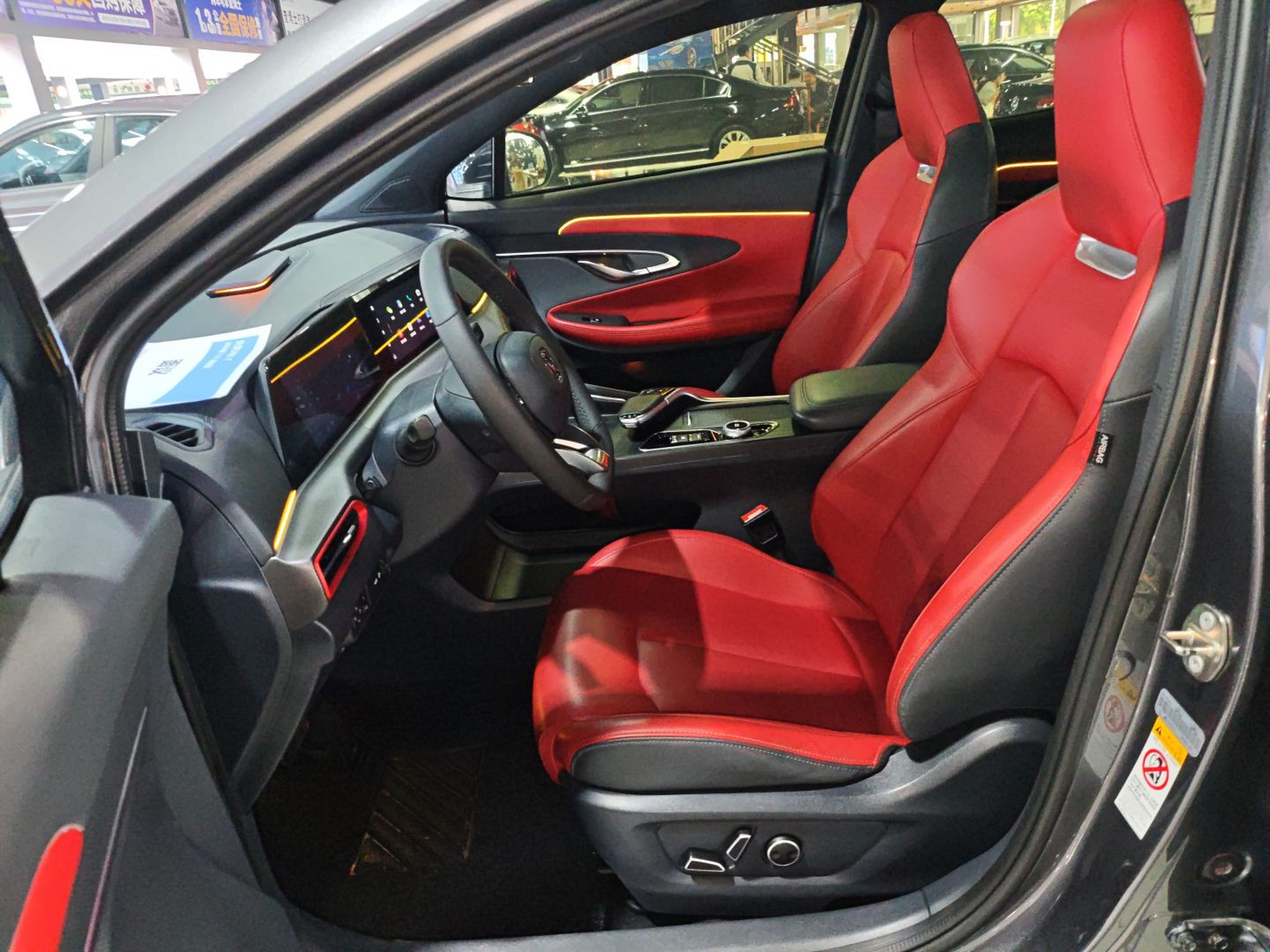 المقاعد الأمامية داخل السيارة