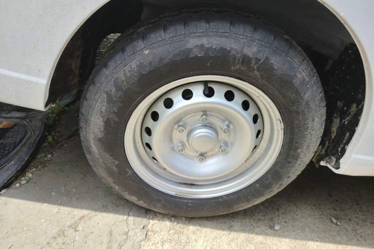 Used Wuling Yangguang 2024 300KM Comfort Version Passenger Van 75kW