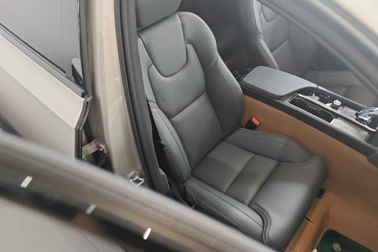 Used Volvo V90 2025 Cross Country B5 AWD Prestige Edition

