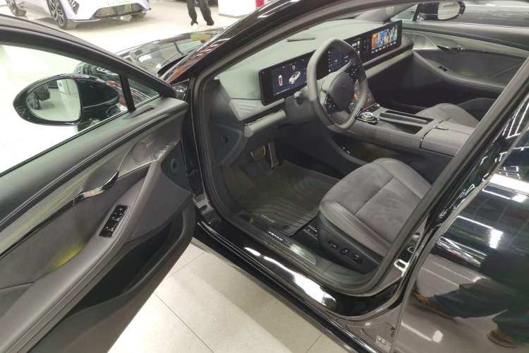 Used VOYAH PASSION 2024 PHEV Four-Wheel Drive Ultra-Long Range Flagship Model Driver Seat