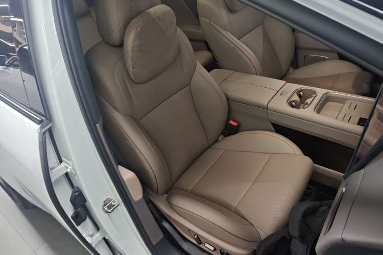 Used Li Auto i6 2025 Model Two-Wheel-Drive Standard Type
