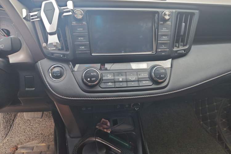 Used Toyota RAV4 2019 2.0L CVT Two-Wheel Drive Fashion X Limited Edition China V Standard Audio And AC Panel