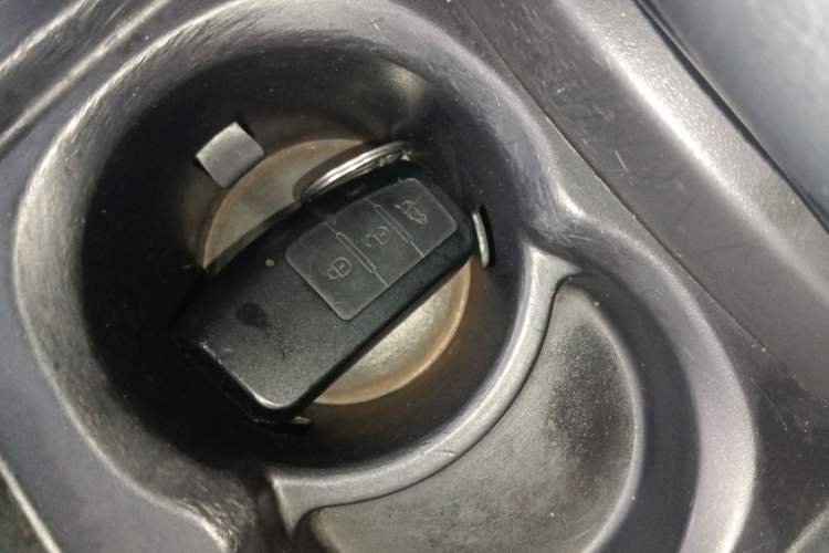 Used JMC Yusheng S350 2014 2.4T Automatic 2WD Diesel Luxury Version with Sunroof 5 Seats
