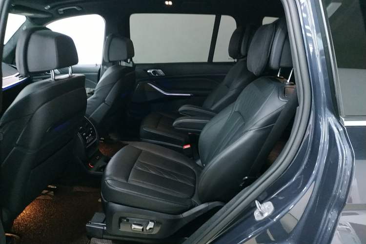 Used BMW X7 2021 xDrive40i Luxury Package with Premium Features