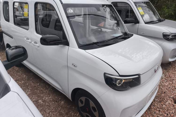 Used Wuling Zhiguang New Energy 2025 Comfort Model Front Right 45 Deg