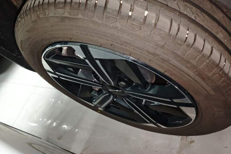 Used Lynk & Co 06 EM-P 2023 EM-P 56 Standard Range Pro Right Rear Wheel Hub